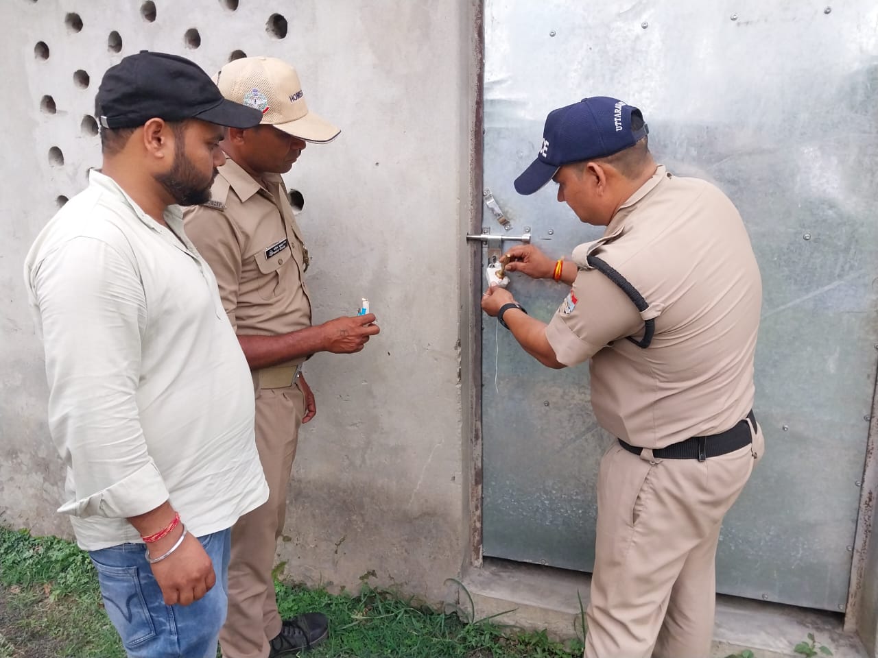 अवैध मदरसे सेल करते हुए
