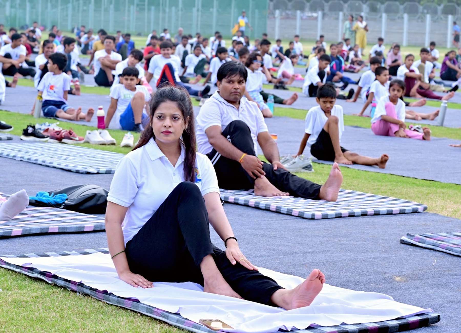 गुरुग्राम में अंतरराष्ट्रीय योग दिवस की पूर्व संध्या पर फुल ड्रेस रिहर्सल में भाग लेते योग साधक। गुरुग्राम में अंतरराष्ट्रीय योग दिवस की पूर्व संध्या पर फुल ड्रेस रिहर्सल में भाग लेते योग साधक।