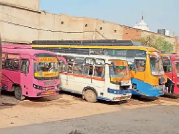 भिण्ड: लॉन्ग रूट पर अनफिट बसों का संचालन, खतरे में सवारियों की जान भिण्ड: लॉन्ग रूट पर अनफिट बसों का संचालन, खतरे में सवारियों की जान