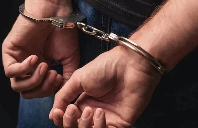 गिरफ्तार (प्रतीकात्मक तस्वीर) गिरफ्तार (प्रतीकात्मक तस्वीर)