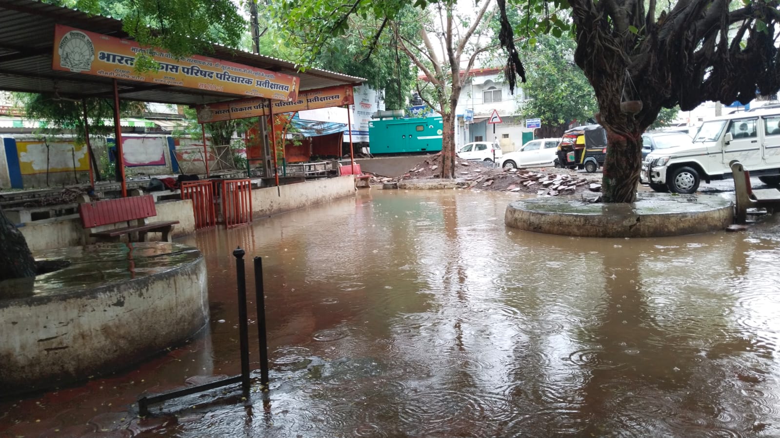 बारिश के साथ बढ़ी मरीजों की मुसीबत,
