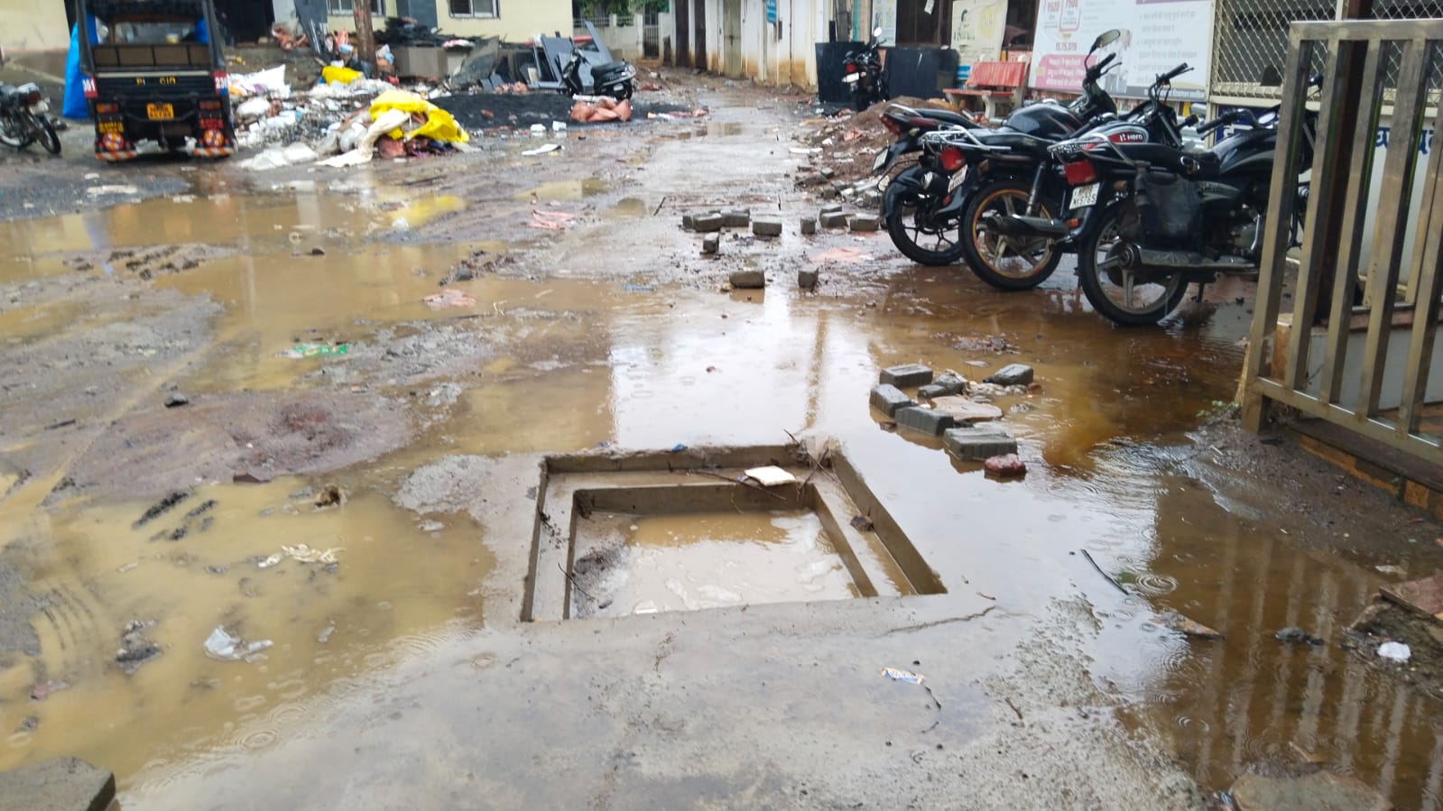 बारिश के साथ बढ़ी मरीजों की मुसीबत,