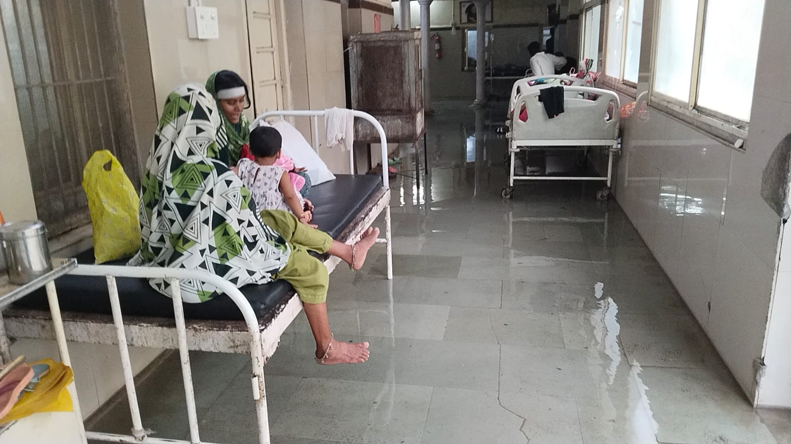 बारिश के साथ बढ़ी मरीजों की मुसीबत,