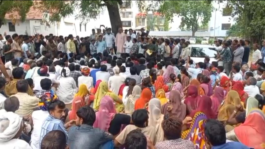 चित्तौड़गढ़ के सांसद कार्यालय में धरना दे रहे किसानों से बात करते चित्तौड़गढ़ सांसद। चित्तौड़गढ़ के सांसद कार्यालय में धरना दे रहे किसानों से बात करते चित्तौड़गढ़ सांसद।