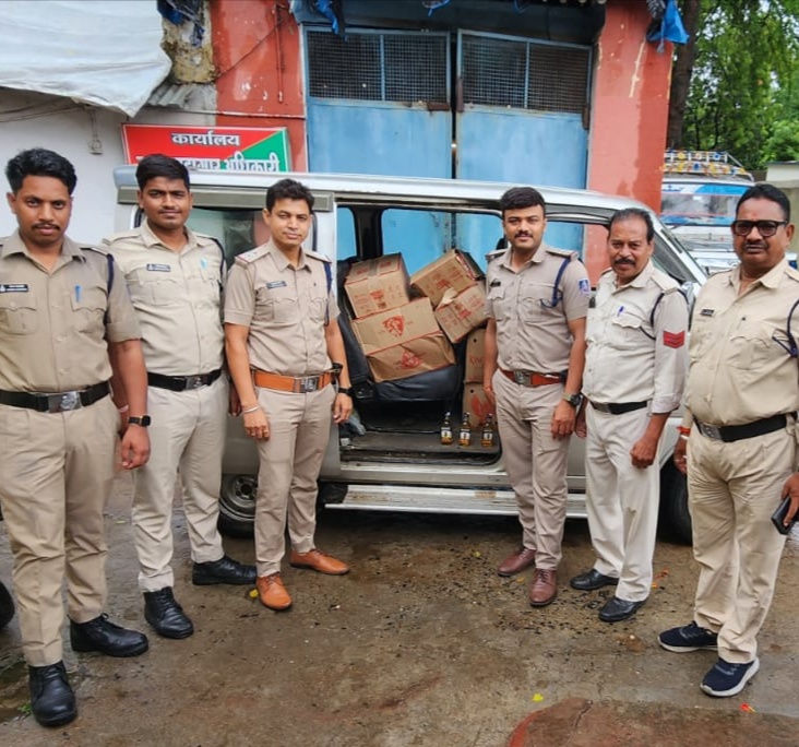 बरामद वाहन और शराब बरामद वाहन और शराब