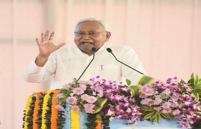 मुख्यमंत्री सीवान की जनसभा को सम्बोधित करते मुख्यमंत्री सीवान की जनसभा को सम्बोधित करते