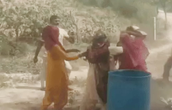 सोनीपत: वायरल वीडियो में महिला के साथ कई महिलाएं और एक पुरुष मारपीट करते नजर आ रहे हैं सोनीपत: वायरल वीडियो में महिला के साथ कई महिलाएं और एक पुरुष मारपीट करते नजर आ रहे हैं