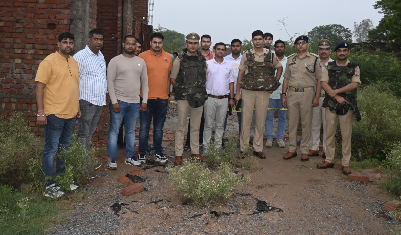 मौके पर मौजूद पुलिस टीम मौके पर मौजूद पुलिस टीम