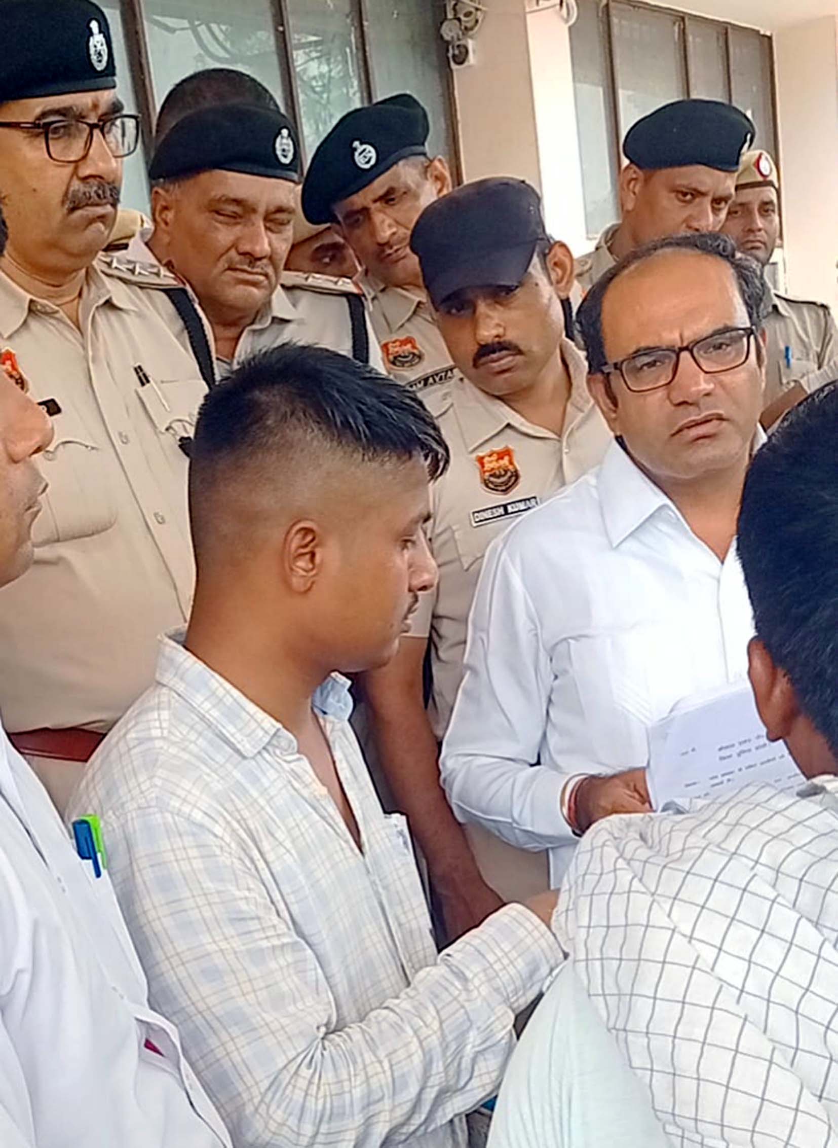 हांसी में एसडीएम राजेश खोथ को ज्ञापन सौंपते दलित समुदाय के सदस्य। हांसी में एसडीएम राजेश खोथ को ज्ञापन सौंपते दलित समुदाय के सदस्य।