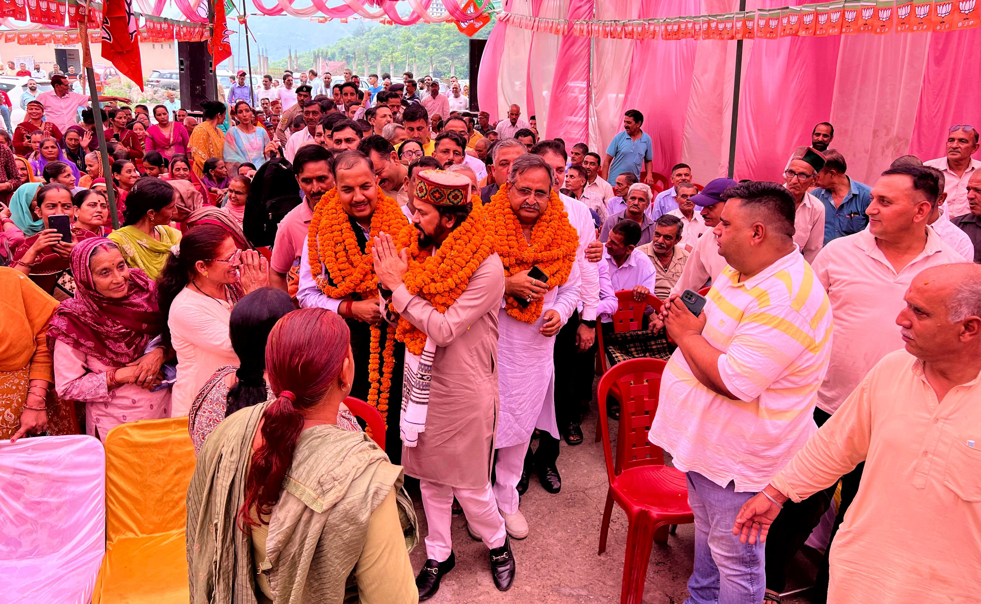 अनुराग ठाकुर संवाद करते हुए अनुराग ठाकुर संवाद करते हुए