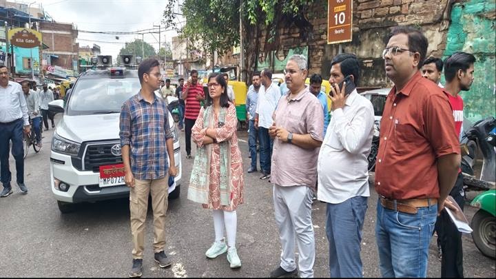 कलेक्टर और निगमायुक्त ने किया विकास कार्यों का निरीक्षण कलेक्टर और निगमायुक्त ने किया विकास कार्यों का निरीक्षण