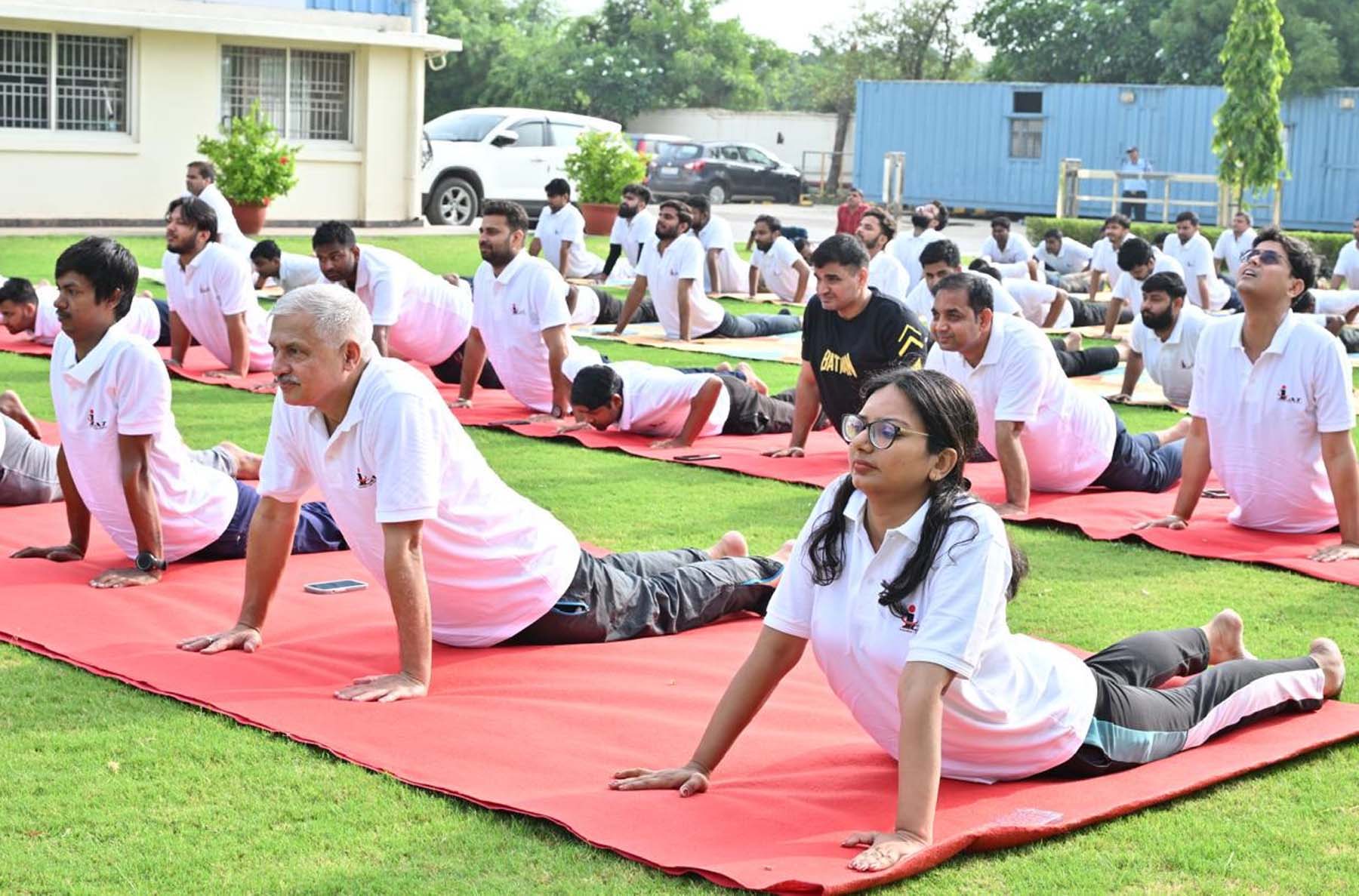 अंतरराष्ट्रीय ऑटोमोटिव प्रौद्योगिकी केंद्र (आईसीएटी) मानेसर में योगाभ्यास करते अधिकारी व कर्मचारी। अंतरराष्ट्रीय ऑटोमोटिव प्रौद्योगिकी केंद्र (आईसीएटी) मानेसर में योगाभ्यास करते अधिकारी व कर्मचारी।