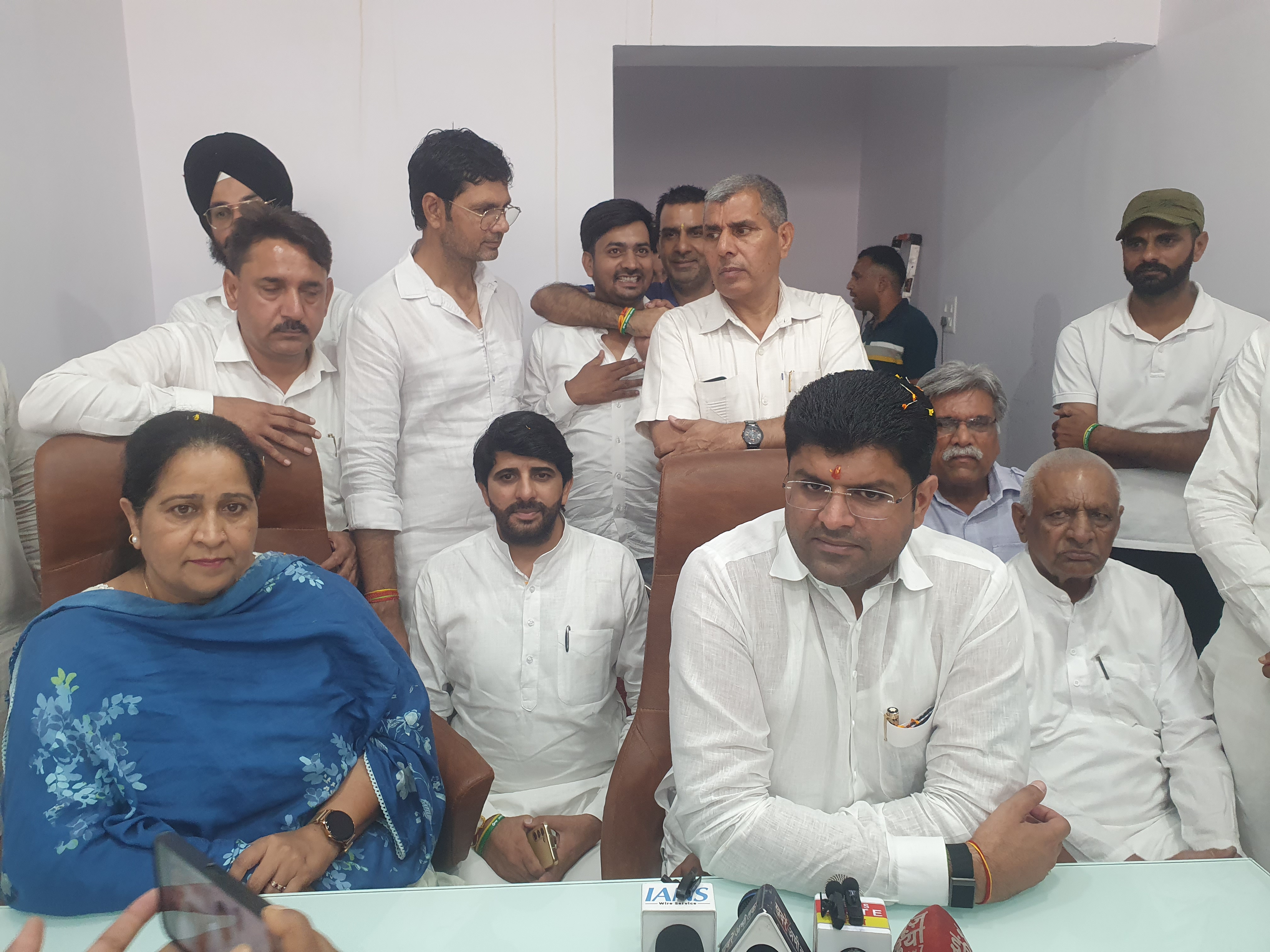 पत्रकारों से बातचीत करते दुष्यंत चौटाला पत्रकारों से बातचीत करते दुष्यंत चौटाला