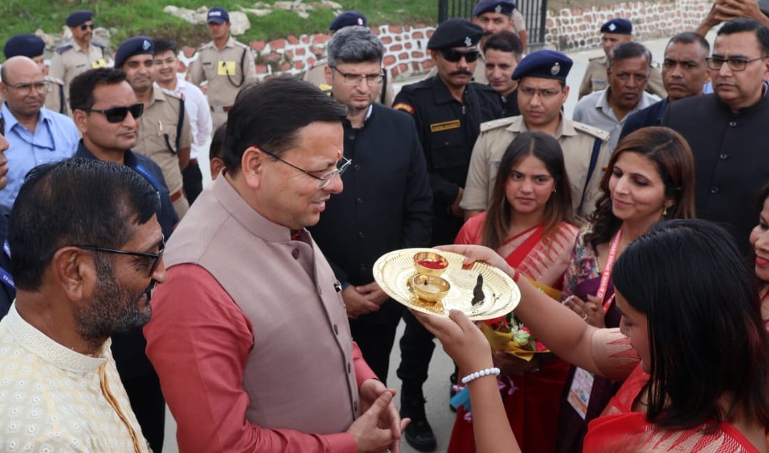 सीएम का भराड़ीसैण पहुंचने पर स्वागत करते हुए। सीएम का भराड़ीसैण पहुंचने पर स्वागत करते हुए।