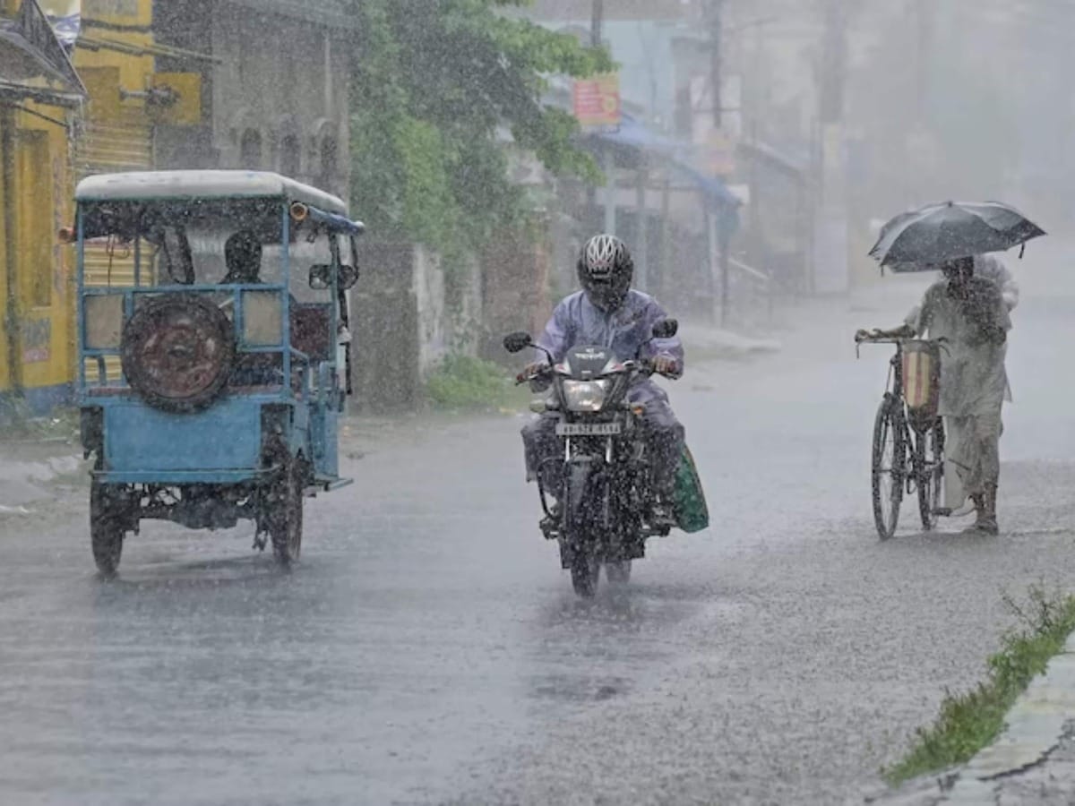 बारिश मैं बदला कोलकाता वासी का मिजाज बारिश मैं बदला कोलकाता वासी का मिजाज