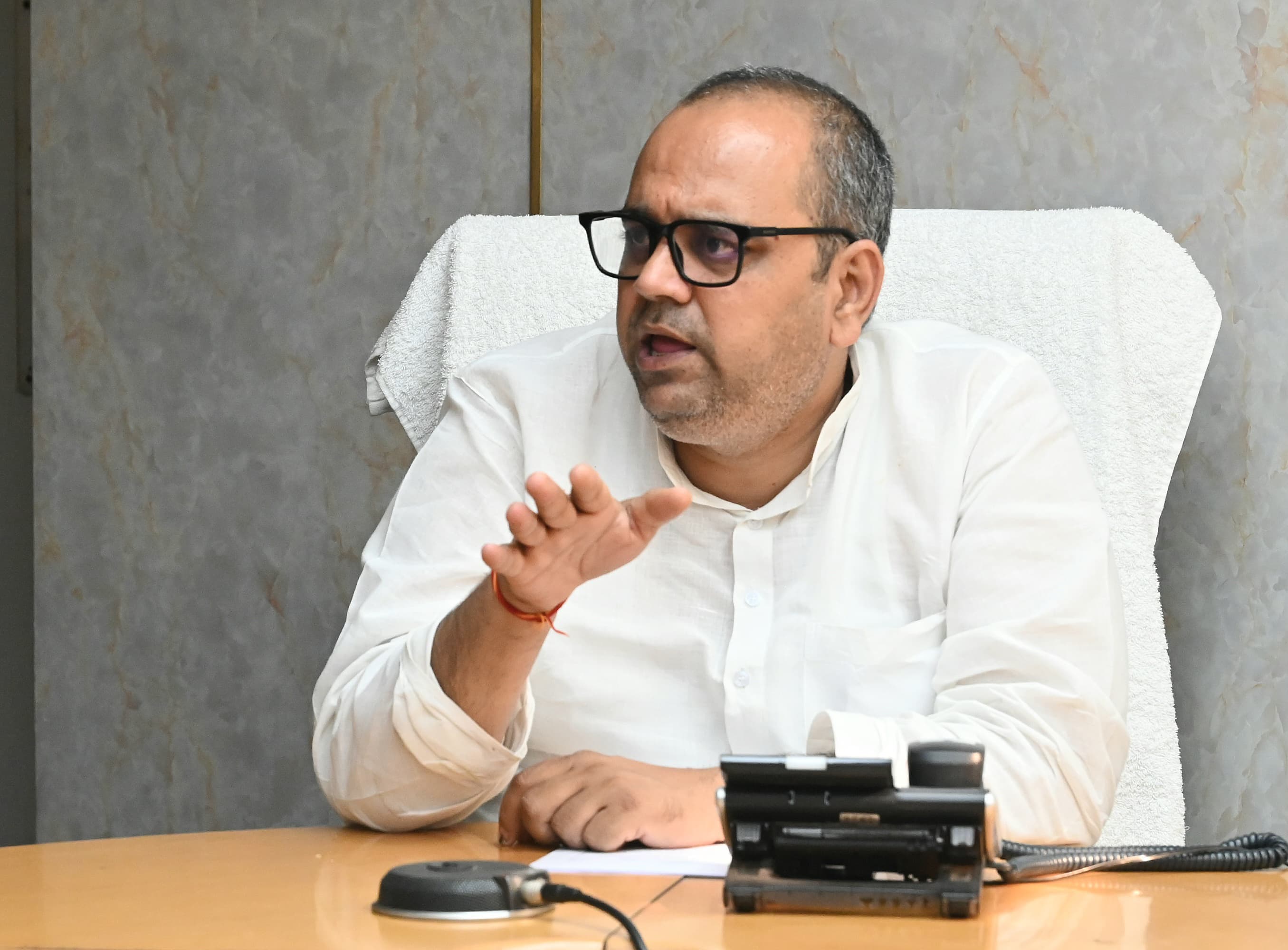 दिल्ली में सोमवार को आईटी के विभागीय कार्यों की समीक्षा करते मंत्री पंकज कुमार सिंह दिल्ली में सोमवार को आईटी के विभागीय कार्यों की समीक्षा करते मंत्री पंकज कुमार सिंह