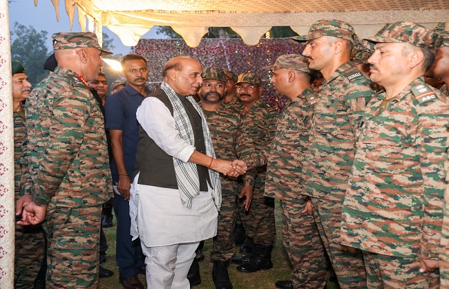 रक्षा मंत्री राजनाथ सिंह उधमपुर में बड़ाखाना की परंपरा निभाते हुए जवानों के साथ रक्षा मंत्री राजनाथ सिंह उधमपुर में बड़ाखाना की परंपरा निभाते हुए जवानों के साथ