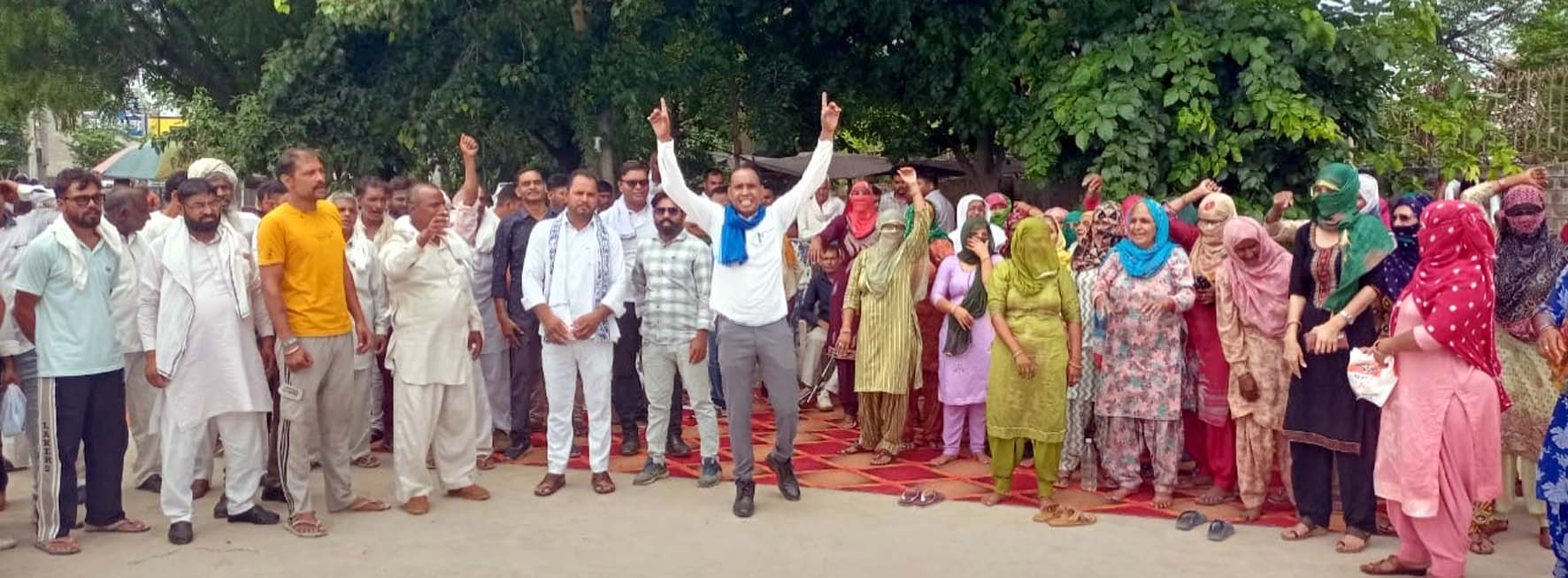 हांसी में लघु सचिवालय के समक्ष प्रदर्शन करते दलित संगठनो के सदस्य। हांसी में लघु सचिवालय के समक्ष प्रदर्शन करते दलित संगठनो के सदस्य।