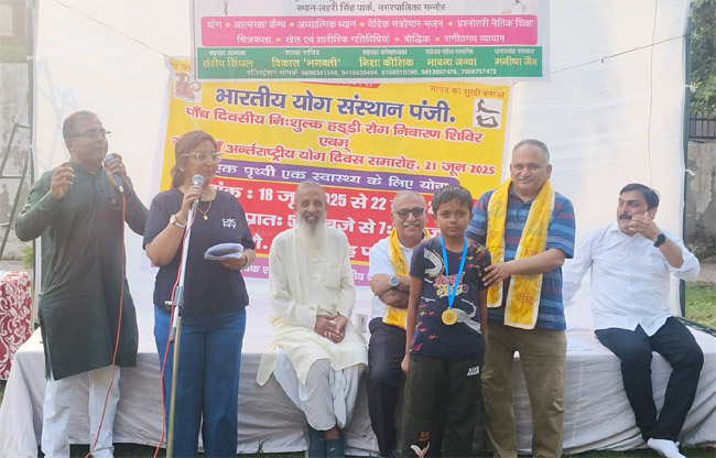 सोनीपत: बाल संस्कार शिविर में बच्चों कोसम्मानित करते हुए मेयर राजीव जैन सोनीपत: बाल संस्कार शिविर में बच्चों कोसम्मानित करते हुए मेयर राजीव जैन