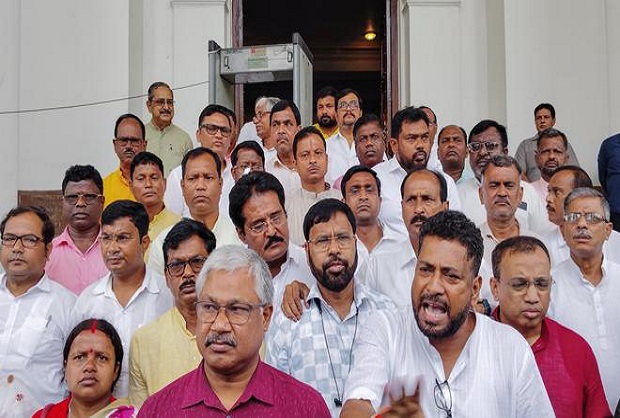 भाजपा विधायकों का प्रदर्शन भाजपा विधायकों का प्रदर्शन
