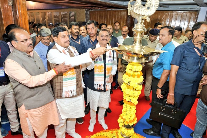 मुख्यमंत्री यादव के साथ भाजपा प्रदेश अध्यक्ष एवं सांसद विष्णुदत्त शर्मा, प्रदेश महामंत्री भाजपा एवं विधायक भोपाल दक्षिण-पश्चिम विधानसभा भगवानदास सबनानी ने सबसे पहले दीप प्रज्वलित कर कार्यक्रम का शुभारंभ किया मुख्यमंत्री यादव के साथ भाजपा प्रदेश अध्यक्ष एवं सांसद विष्णुदत्त शर्मा, प्रदेश महामंत्री भाजपा एवं विधायक भोपाल दक्षिण-पश्चिम विधानसभा भगवानदास सबनानी ने सबसे पहले दीप प्रज्वलित कर कार्यक्रम का शुभारंभ किया