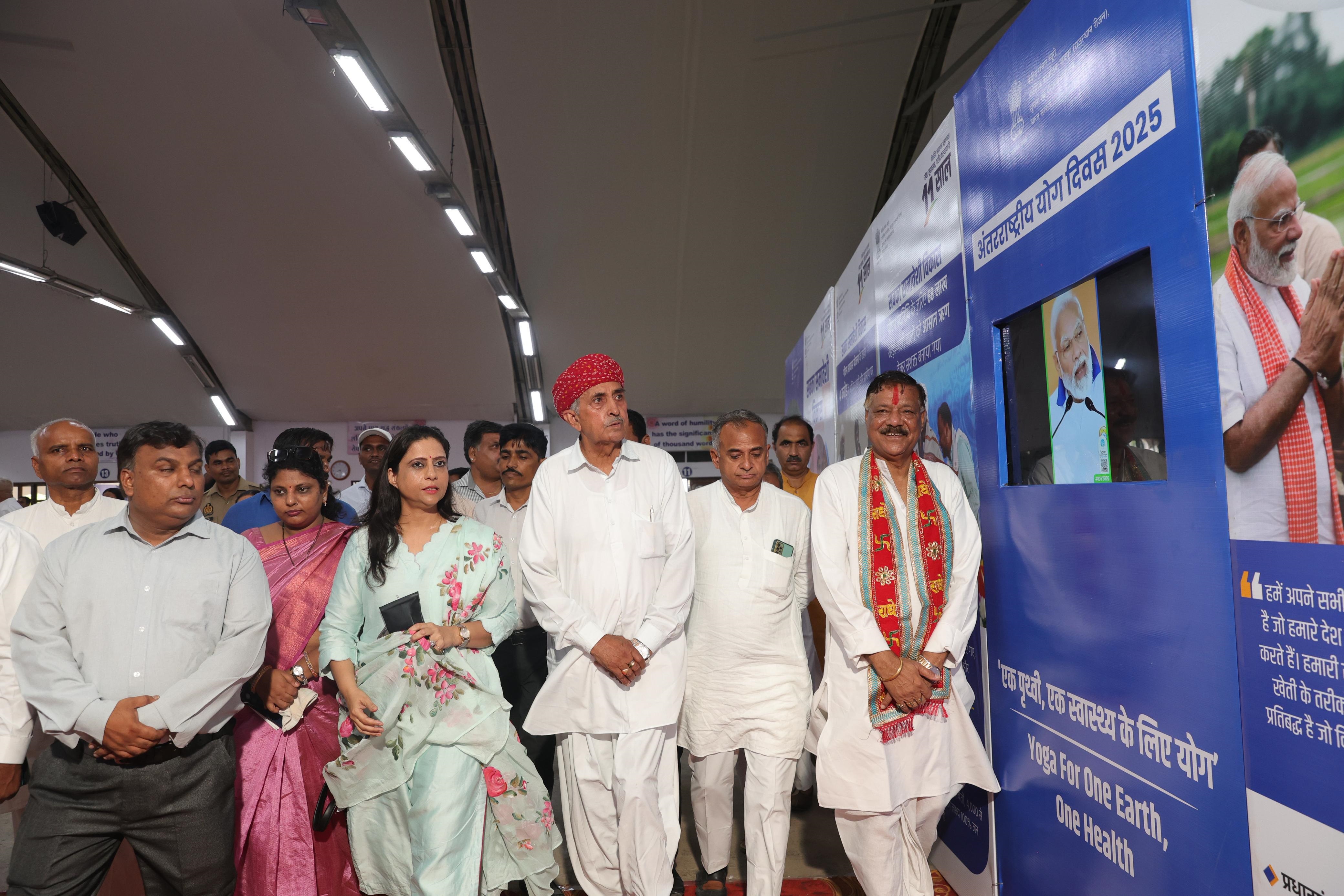 प्रदर्शनी का उद्घाटन प्रदर्शनी का उद्घाटन