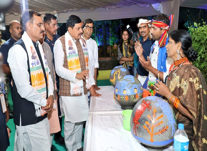 सदानीरा में सीएम मोहन यादव एवं अन्य जल संरक्षण कलाकारों से बात करते हुए सदानीरा में सीएम मोहन यादव एवं अन्य जल संरक्षण कलाकारों से बात करते हुए