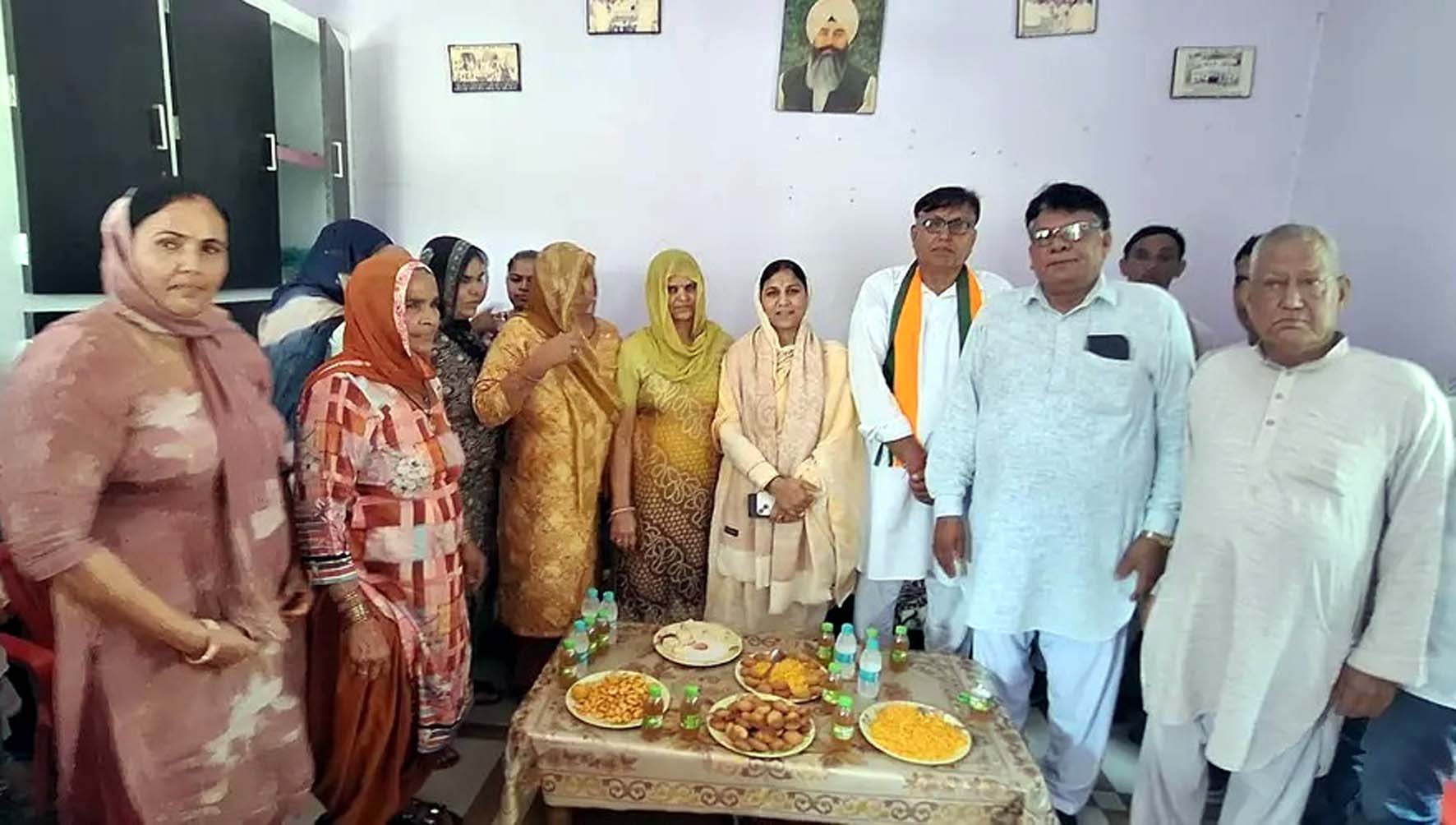 भैणी बादशाहपुर में डॉ. आशा खेदड़ का स्वागत करते भाजपा नेता सुभाष जांगड़ा व अन्य। भैणी बादशाहपुर में डॉ. आशा खेदड़ का स्वागत करते भाजपा नेता सुभाष जांगड़ा व अन्य।
