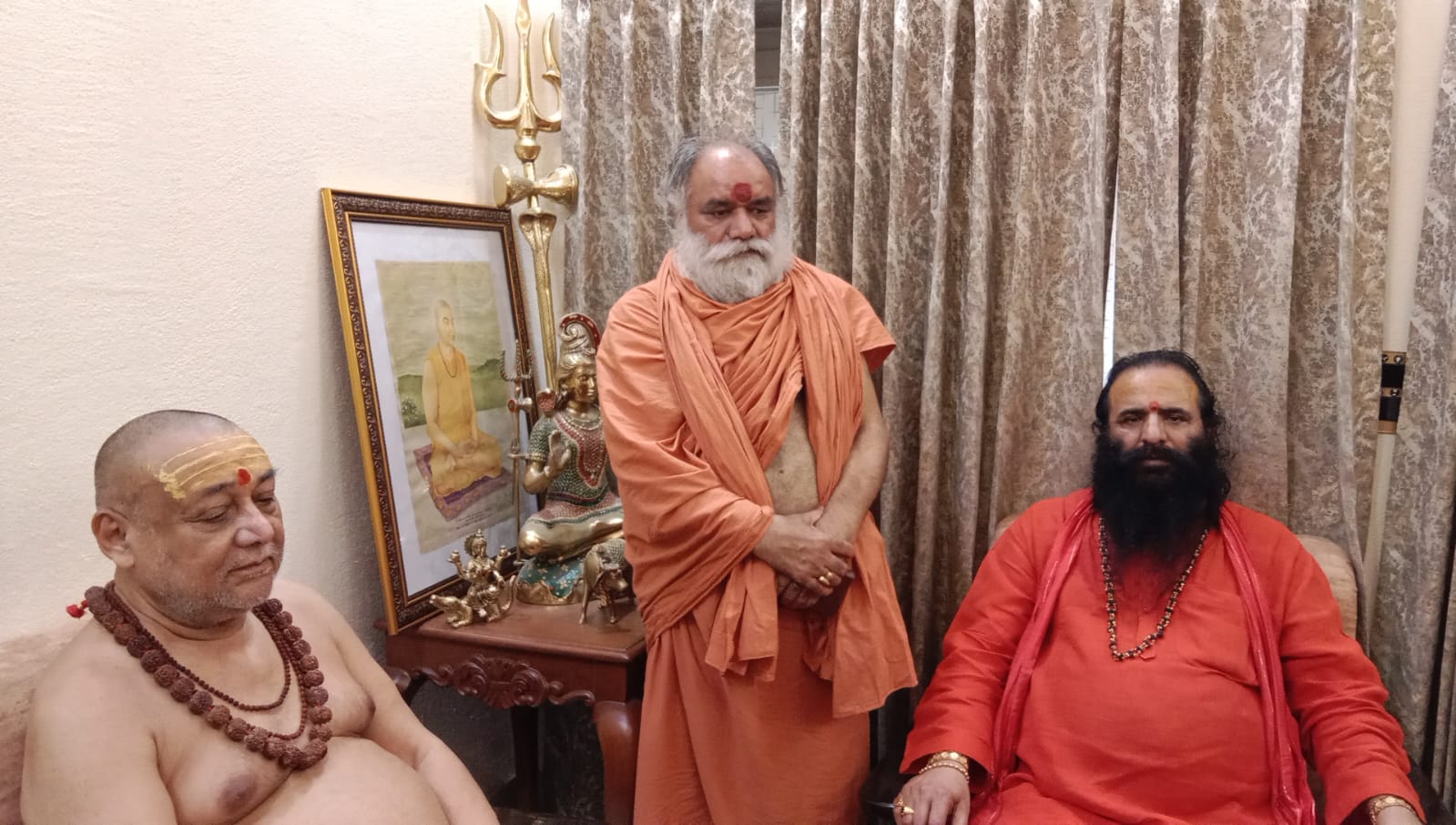 स्वामी ललित नंद गिरी स्वामी राजराजेश्वर आश्रम व महंत रवींद्र पुरी से भेंट करते स्वामी ललित नंद गिरी स्वामी राजराजेश्वर आश्रम व महंत रवींद्र पुरी से भेंट करते