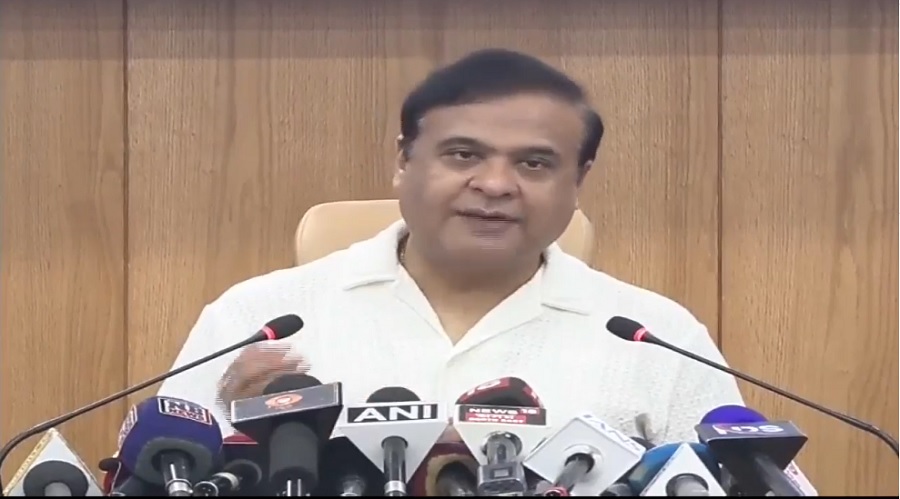 गुवाहाटीः लोक सेवा भवन में संवाददाता सम्मेलन को संबोधित करते मुख्यमंत्री डॉ. हिमंत बिस्व सरमा गुवाहाटीः लोक सेवा भवन में संवाददाता सम्मेलन को संबोधित करते मुख्यमंत्री डॉ. हिमंत बिस्व सरमा