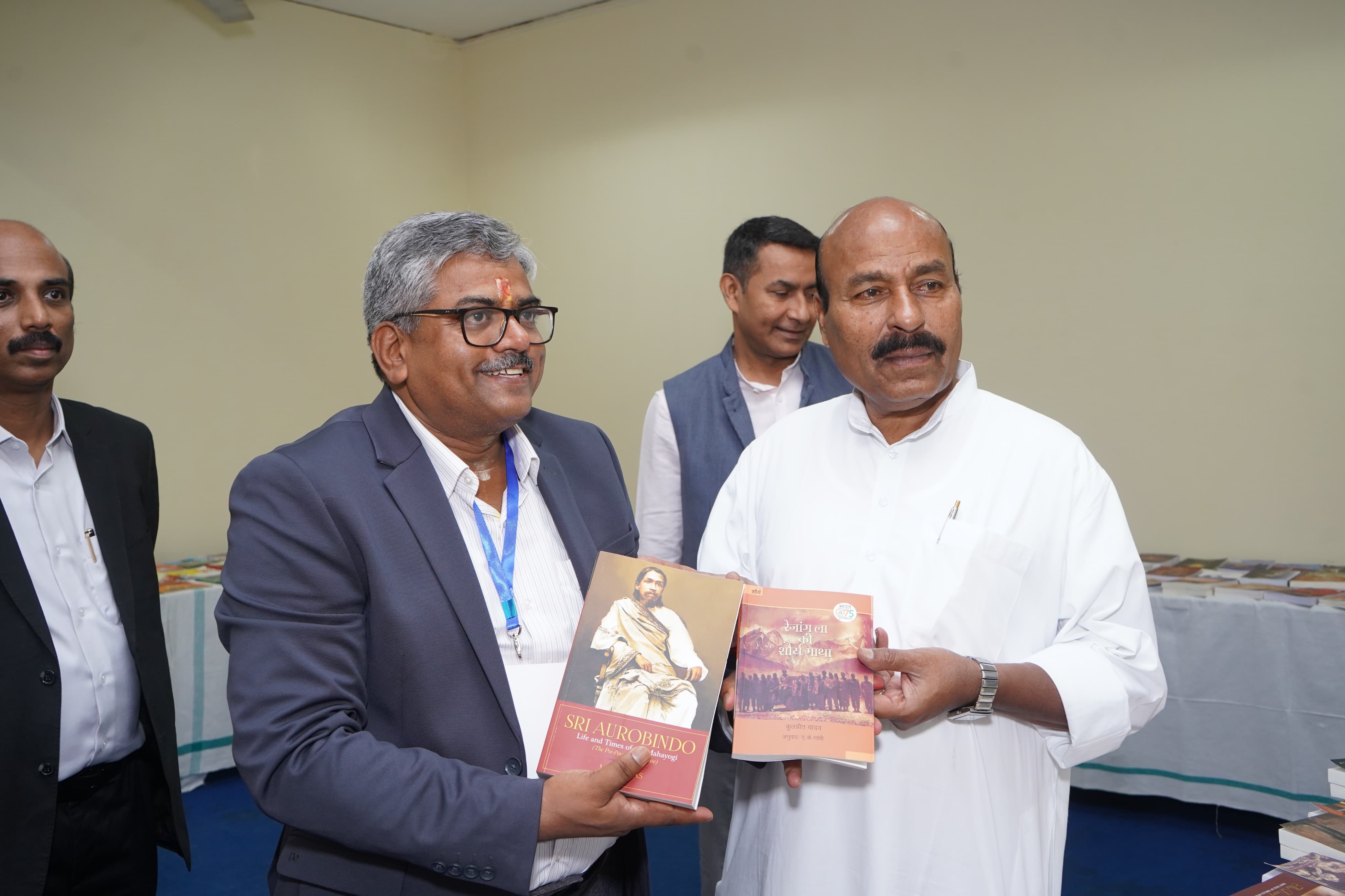 पुस्तकों की समीक्षा करते केंद्रीय मंत्री। पुस्तकों की समीक्षा करते केंद्रीय मंत्री।