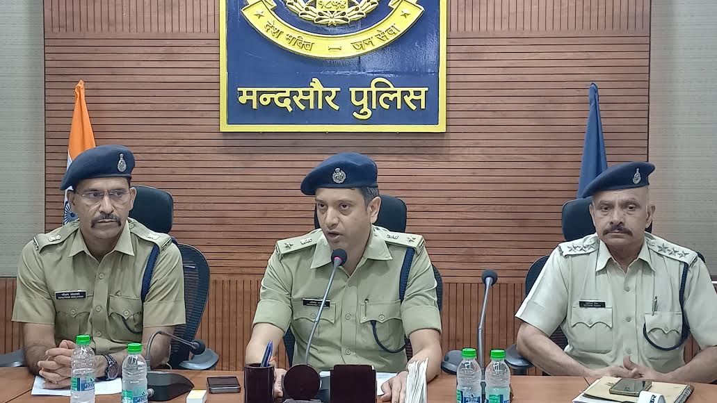 मंदसौर पुलिस ने तस्करों की 91 करोड़ की अवैध चल-अचल संपत्तियां करवाई गई फ्रीज मंदसौर पुलिस ने तस्करों की 91 करोड़ की अवैध चल-अचल संपत्तियां करवाई गई फ्रीज