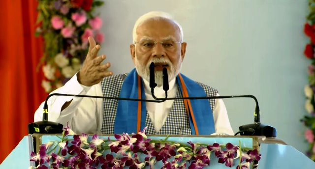 प्रधानमंत्री नरेन्द्र मोदी शुक्रवार को बिहार में जनसभा को संबोधित करते हुए