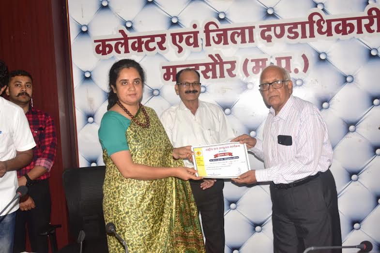 100 दिवसीय टीबी मुक्त भारत अभियान में बेहतर कार्य करने वाले डॉ, आॅपरेटर, कर्मचारियों को कलेक्टर ने किया सम्मानित 100 दिवसीय टीबी मुक्त भारत अभियान में बेहतर कार्य करने वाले डॉ, आॅपरेटर, कर्मचारियों को कलेक्टर ने किया सम्मानित