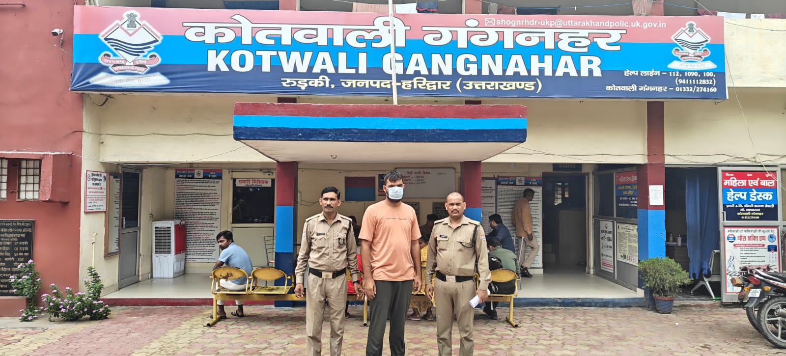 रुड़की पुलिस की गिरफ्त में गैंगस्टर शमीम उर्फ खली, जिस पर आधा दर्जन से अधिक गंभीर मुकदमे दर्ज हैं। रुड़की पुलिस की गिरफ्त में गैंगस्टर शमीम उर्फ खली, जिस पर आधा दर्जन से अधिक गंभीर मुकदमे दर्ज हैं।