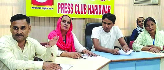 पत्रकारों से वार्ता करते हुए पत्रकारों से वार्ता करते हुए