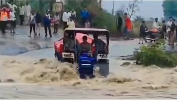 शिवपुरी में पहली ही बारिश में उफने नाले, नाले में फंसी ट्रैक्टर ट्रॉली, रस्सी के सहारे बचाई गई चार युवकों की जान शिवपुरी में पहली ही बारिश में उफने नाले, नाले में फंसी ट्रैक्टर ट्रॉली, रस्सी के सहारे बचाई गई चार युवकों की जान