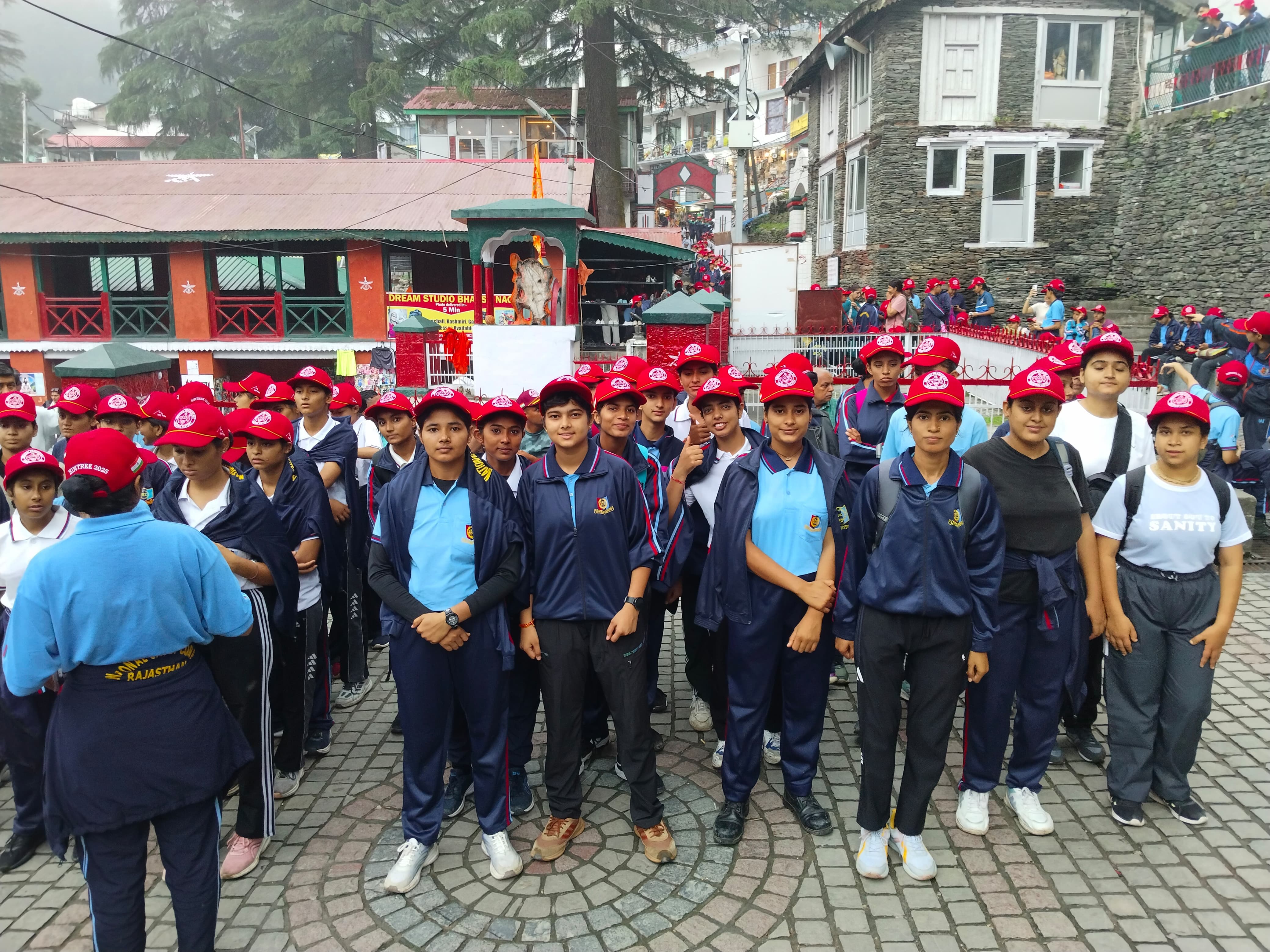भागसूनाग मंदिर परिसर में मौजूद एनसीसी कैडेट्स। भागसूनाग मंदिर परिसर में मौजूद एनसीसी कैडेट्स।