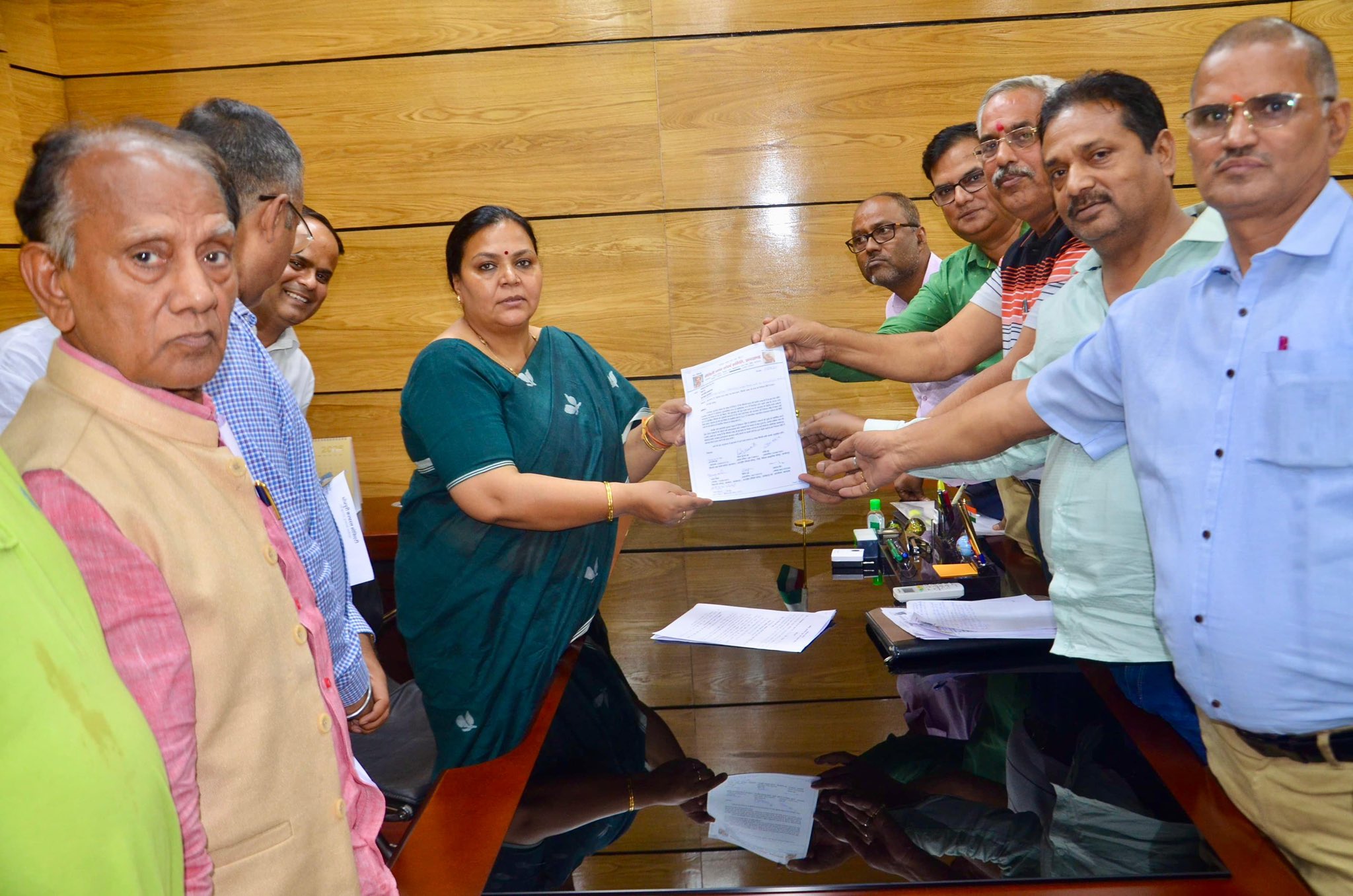 प्रतिनिधिमंडल से मुलाकात करती मंत्री दीपिका पांडेय प्रतिनिधिमंडल से मुलाकात करती मंत्री दीपिका पांडेय