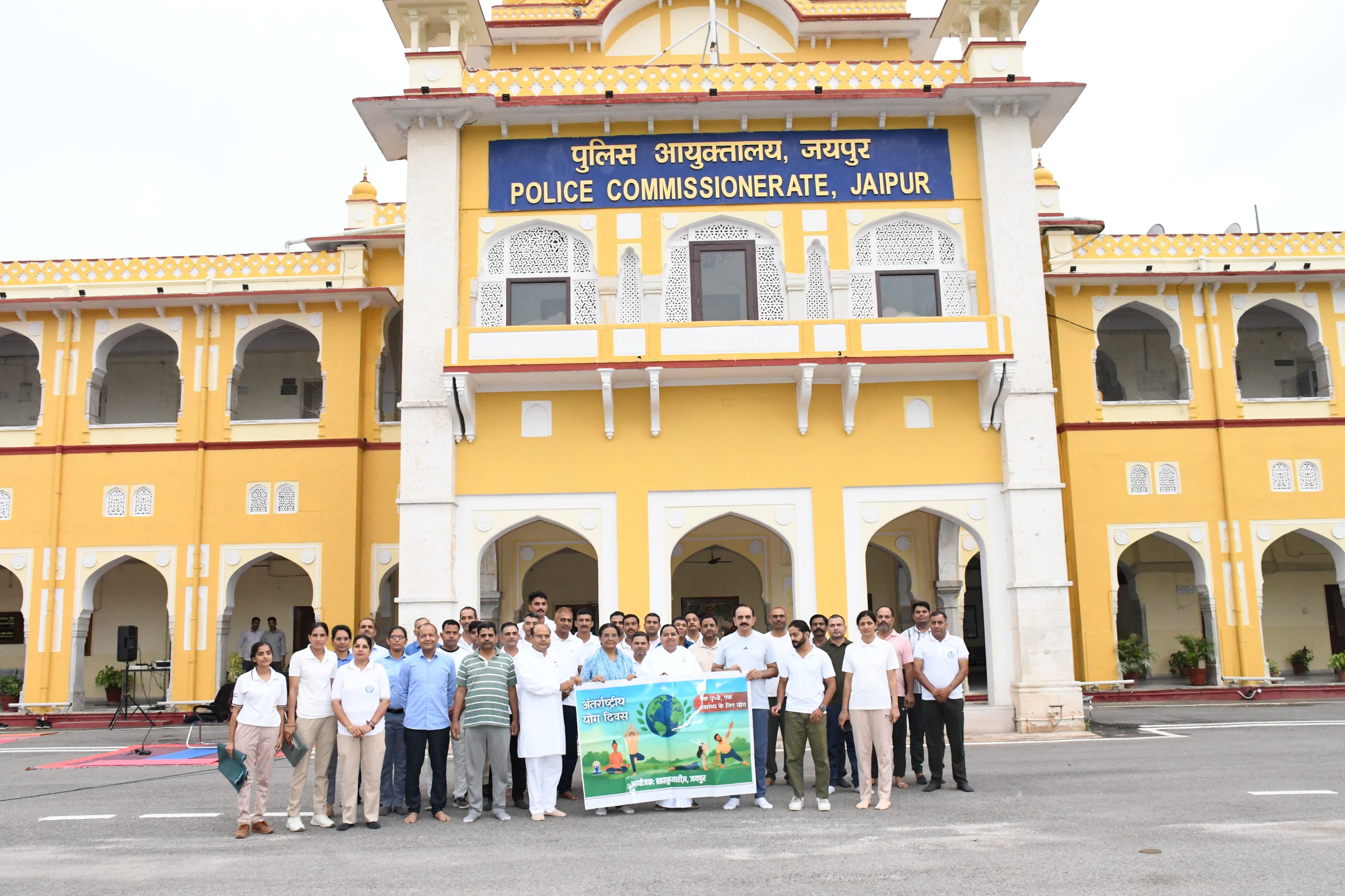 पुलिस कमिश्नरेट में पुलिसकर्मियों ने किया योगाभ्यास पुलिस कमिश्नरेट में पुलिसकर्मियों ने किया योगाभ्यास