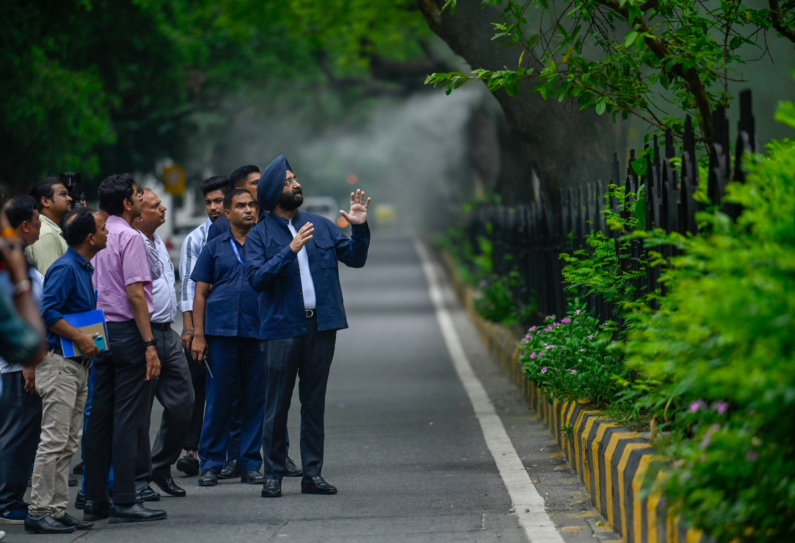 लोधी रोड पर धूल को दबाने और कार्बन उत्सर्जन को कम करने के लिए लगे ऑटोमैटिक मिस्टिंग सिस्टम का निरीक्षण ारसे लोधी रोड पर धूल को दबाने और कार्बन उत्सर्जन को कम करने के लिए लगे ऑटोमैटिक मिस्टिंग सिस्टम का निरीक्षण ारसे