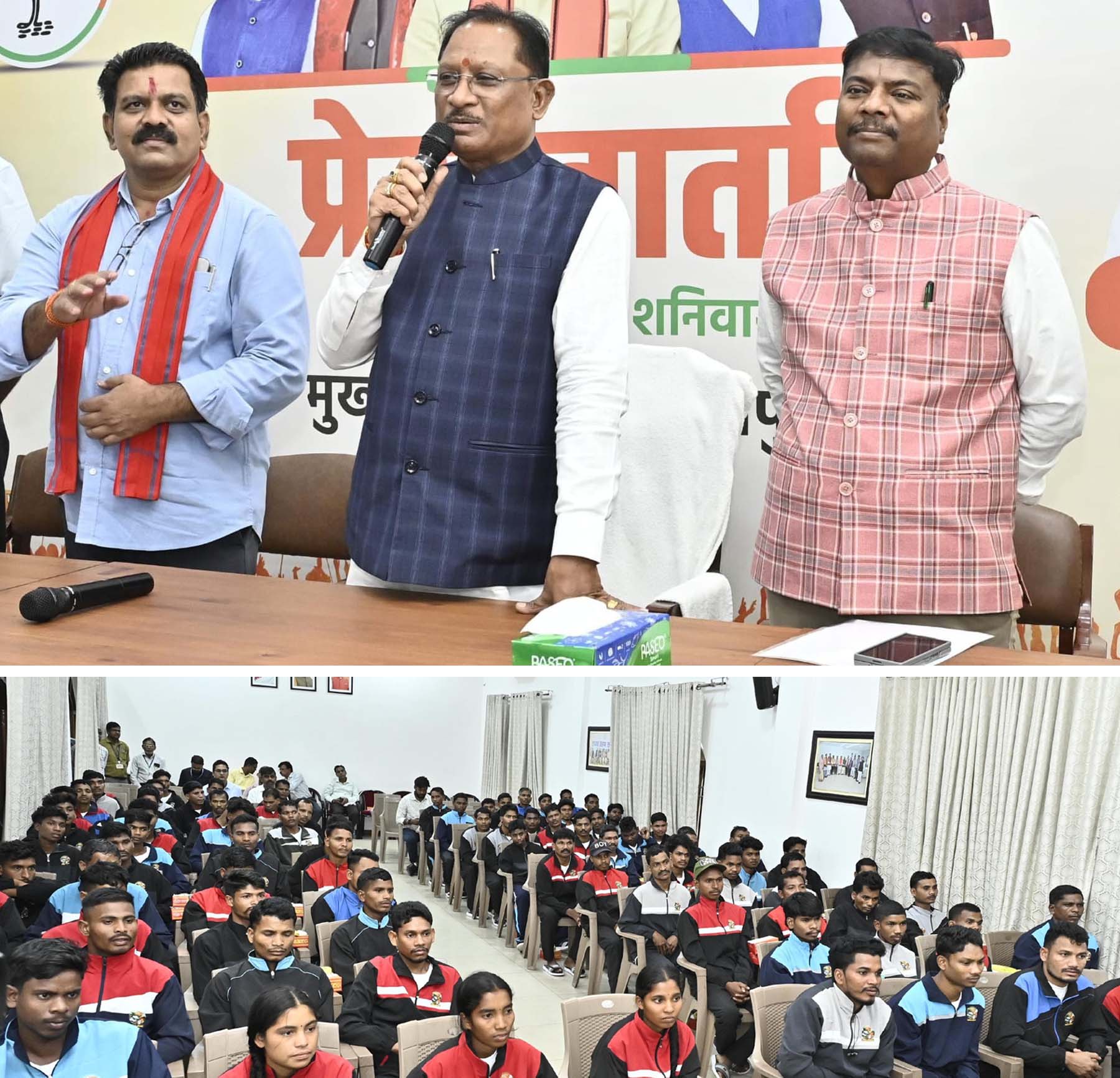 मुख्यमंत्री विष्णु देव साय बीजापुर जिले के नियद नेल्ला नार ग्राम पंचायतों के युवक-युवतियों के दल से चर्चा करते मुख्यमंत्री विष्णु देव साय बीजापुर जिले के नियद नेल्ला नार ग्राम पंचायतों के युवक-युवतियों के दल से चर्चा करते