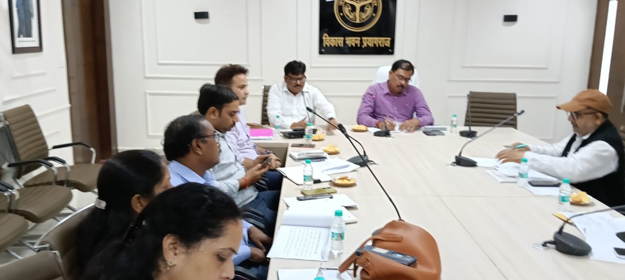 बाल श्रम बंधुओं के साथ बैठक करते हुए सहायक श्रमायुक्त प्रयागराज का छाया चित्र बाल श्रम बंधुओं के साथ बैठक करते हुए सहायक श्रमायुक्त प्रयागराज का छाया चित्र