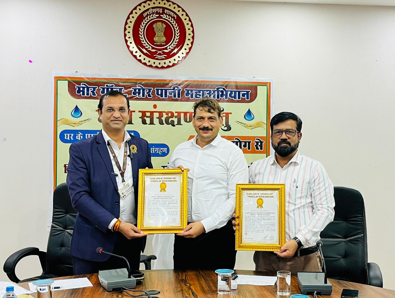 एशिया प्रमुख मनीष विश्नोई प्रोविजनल वर्ल्ड रिकॉर्ड प्रमाण पत्र सौंपते हुए एशिया प्रमुख मनीष विश्नोई प्रोविजनल वर्ल्ड रिकॉर्ड प्रमाण पत्र सौंपते हुए
