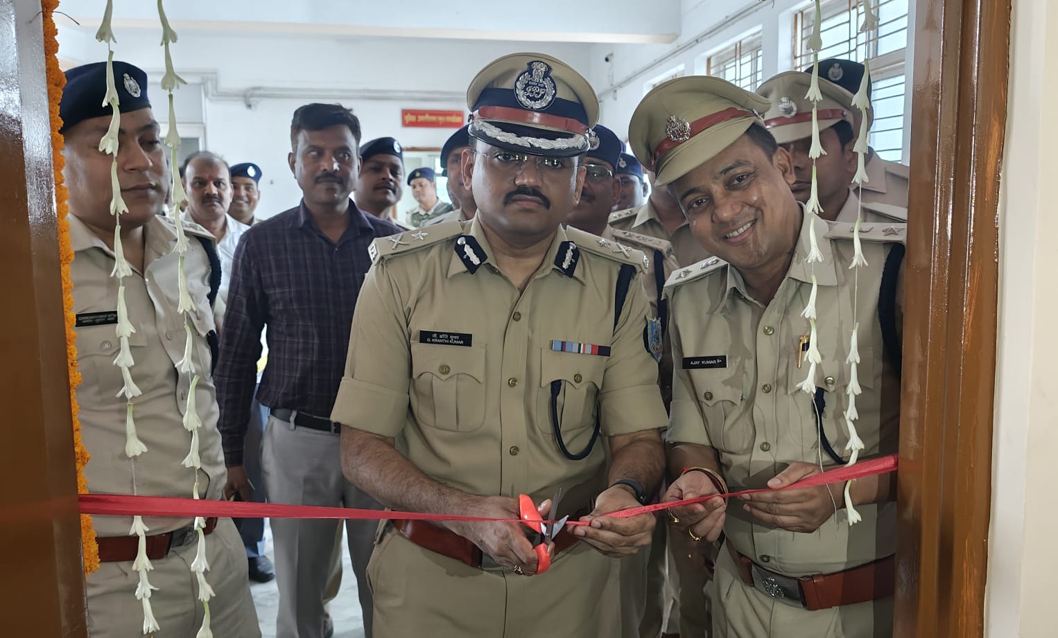 साइबर थाना का उद्घाटन करते आईजी साइबर थाना का उद्घाटन करते आईजी