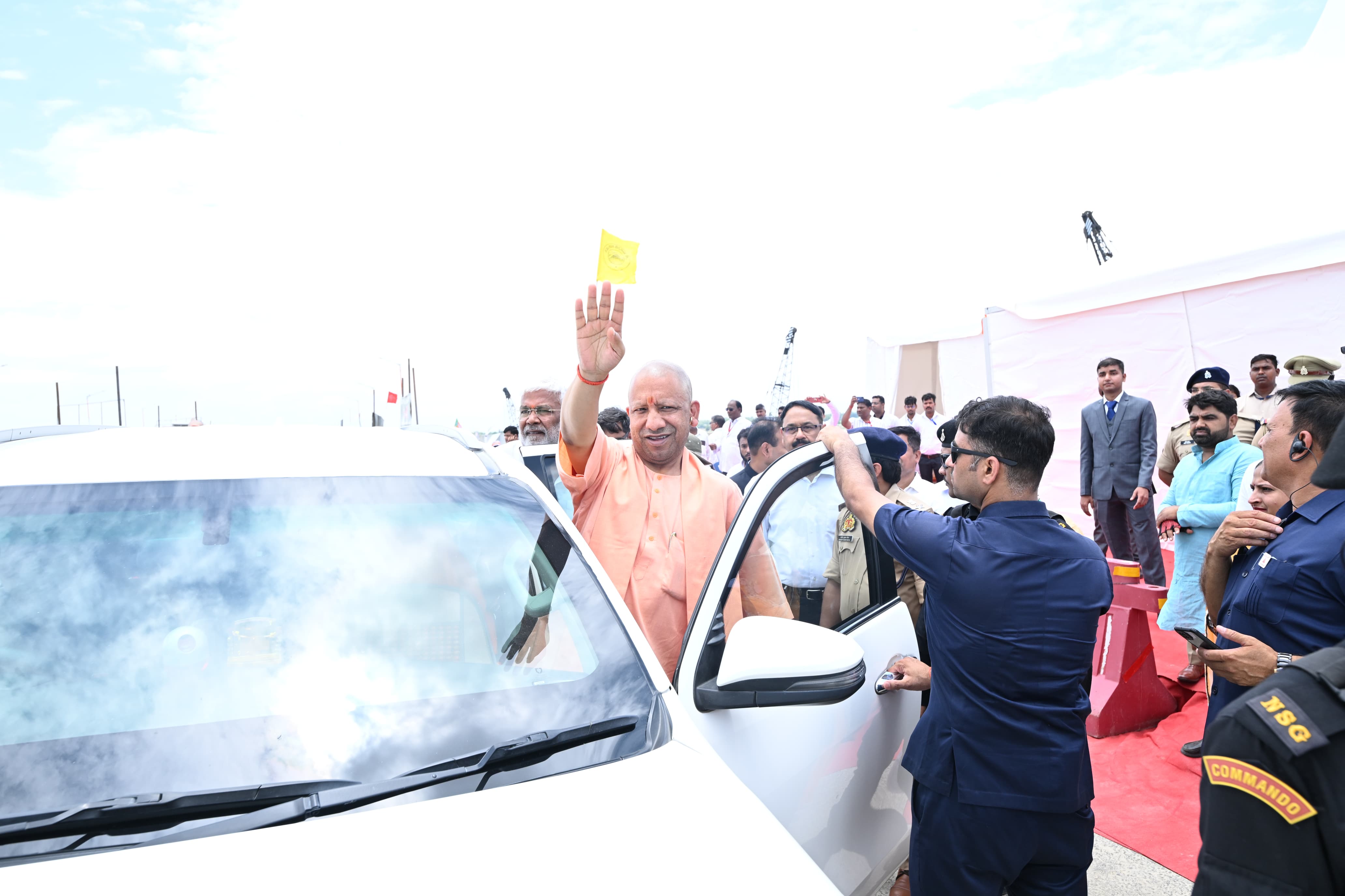 गोरखपुर लिंक एक्सप्रेसवे पर जगह-जगह सीएम योगी का अभिवादन किया जनसमूह ने* गोरखपुर लिंक एक्सप्रेसवे पर जगह-जगह सीएम योगी का अभिवादन किया जनसमूह ने*