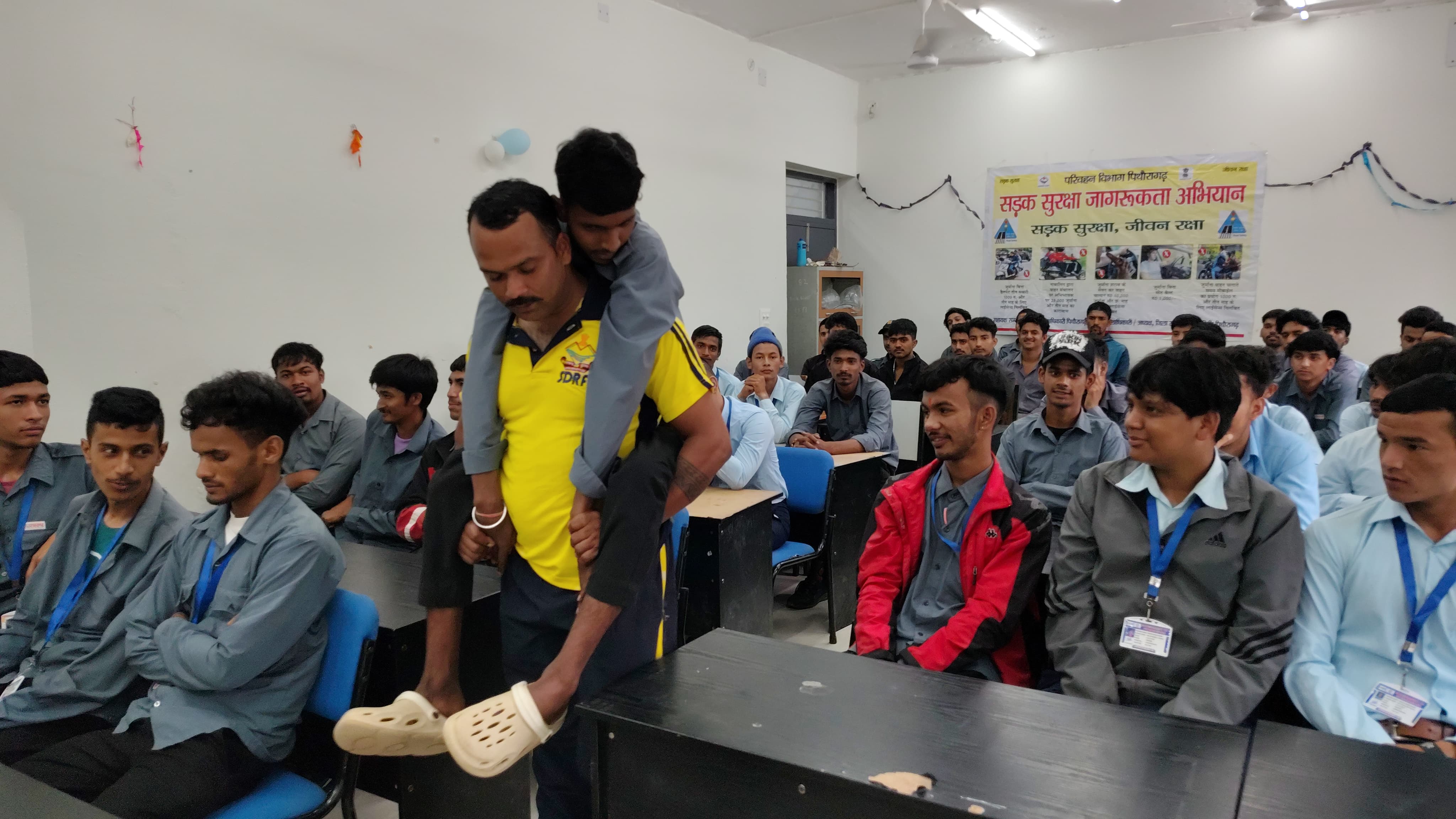 छात्रों को प्रशिक्षण देते एसडीआरएफ के जवान। छात्रों को प्रशिक्षण देते एसडीआरएफ के जवान।