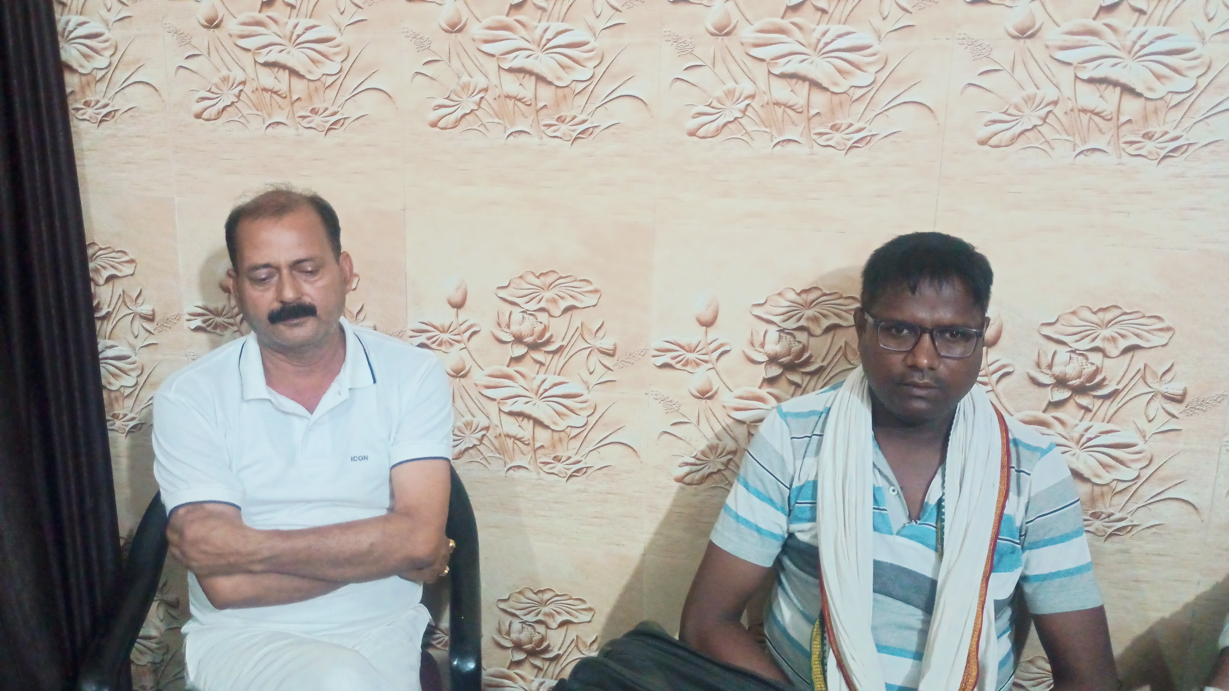 घुस लेते हुए गिरफ्तार दोनों आरोपी पुलिस अभिरक्षा में घुस लेते हुए गिरफ्तार दोनों आरोपी पुलिस अभिरक्षा में