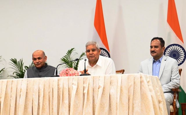 उपराष्ट्रपति जगदीप धनखड़ शुक्रवार को राज्यसभा इंटर्नशिप कार्यक्रम के प्रतिभागियों को संबोधित करते हुए उपराष्ट्रपति जगदीप धनखड़ शुक्रवार को राज्यसभा इंटर्नशिप कार्यक्रम के प्रतिभागियों को संबोधित करते हुए
