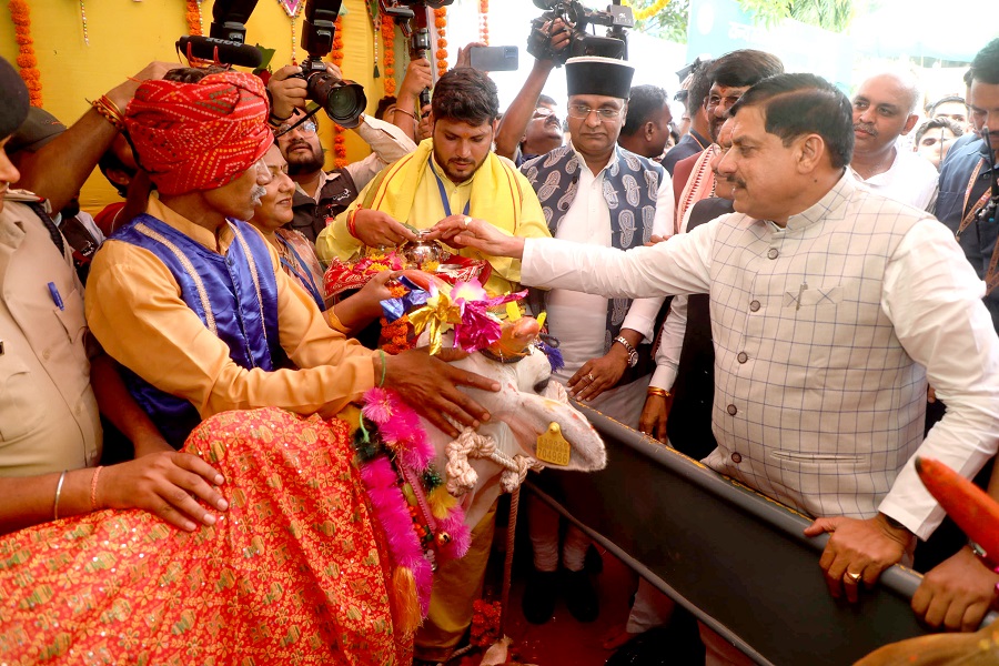 मुख्यमंत्री डॉ. मोहन यादव ने गौमाता का पूजन और गौ पालकों का सम्मान किया मुख्यमंत्री डॉ. मोहन यादव ने गौमाता का पूजन और गौ पालकों का सम्मान किया